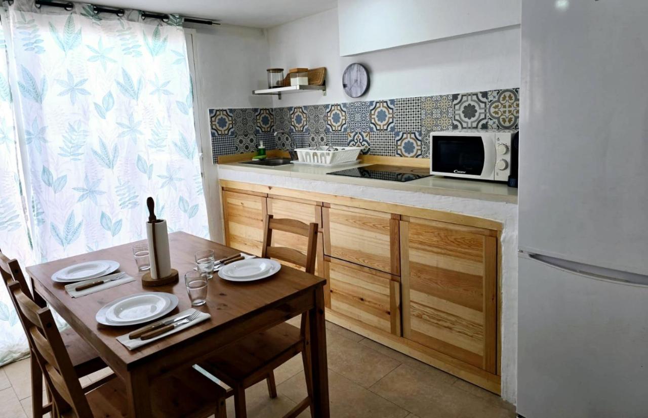 Entrada al alojamiento calle tranquila