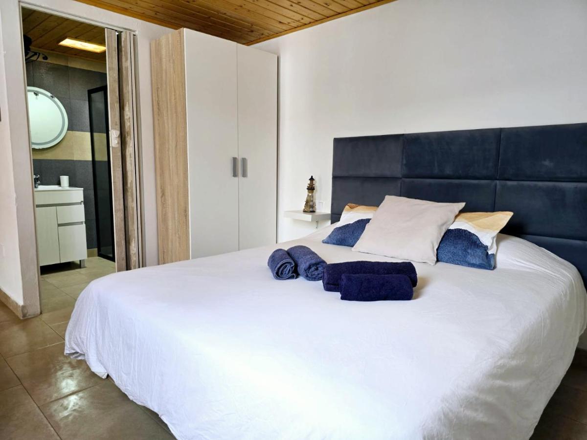 Cocina completa con lavadora y nevera grande