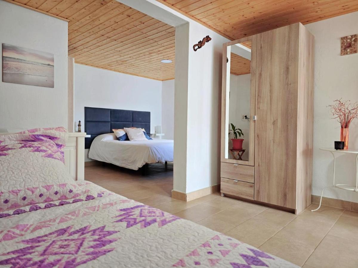 Dormitorio principal cama doble cómoda