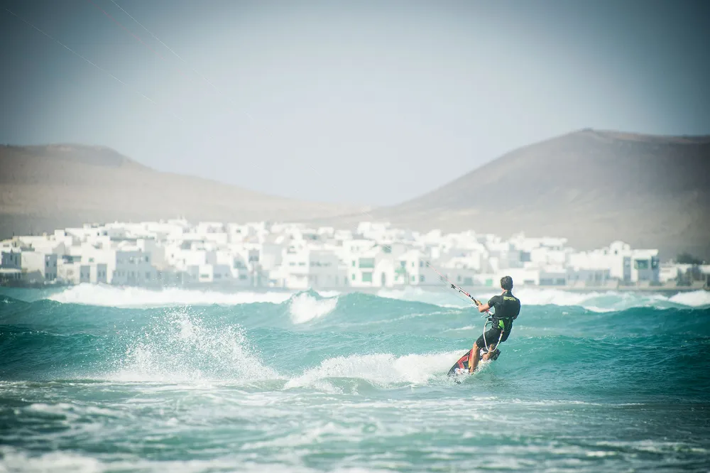 Clase de surf con Costa Noroeste Surf & Kite School en Famara