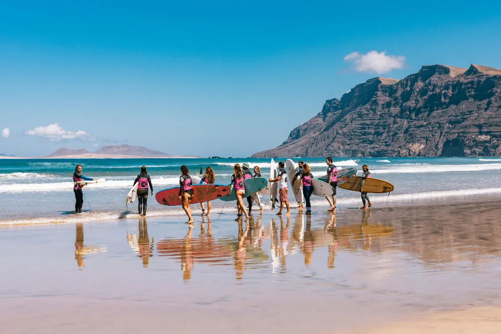 Clase de surf con Lanzasurf Surf School & Yoga Camp en Famara