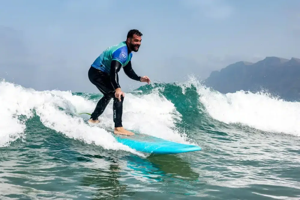 Clase de surf con Red Star Surf en Famara