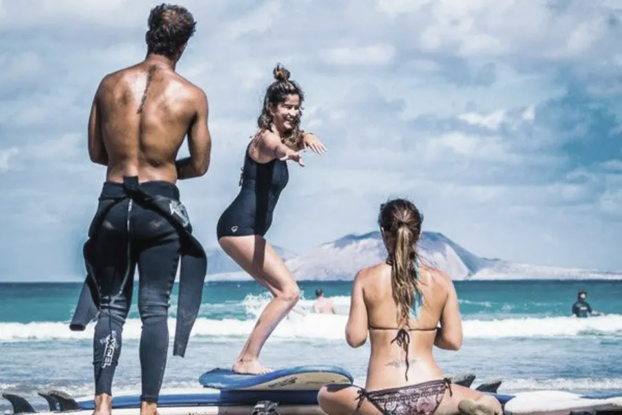 Clase de surf con Surf San Juan en Famara