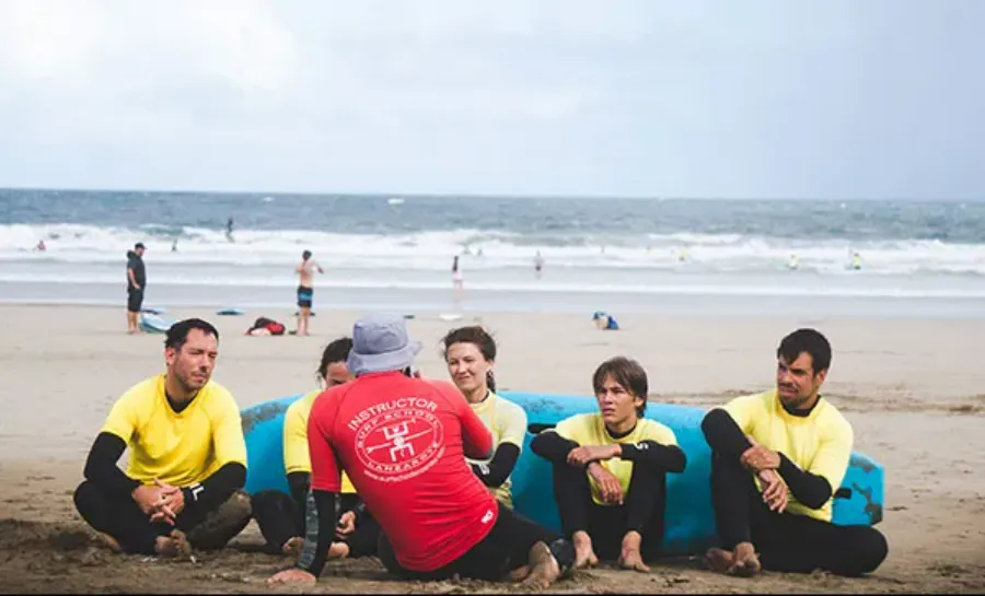 Clase de surf con Surf School Lanzarote en Famara