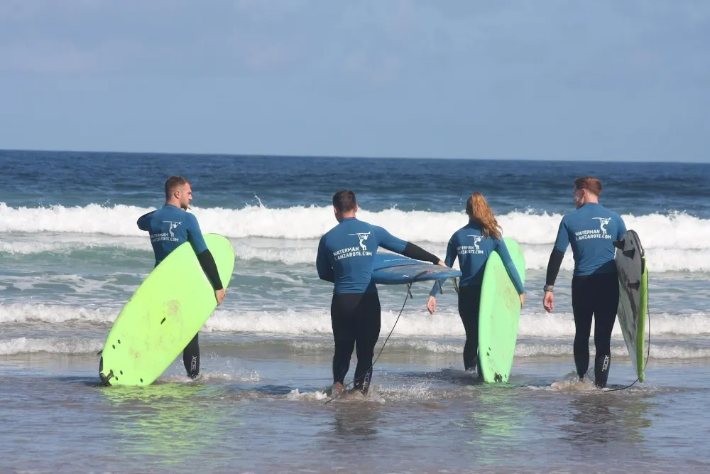 Clase de surf con Waterman Lanzarote en Famara