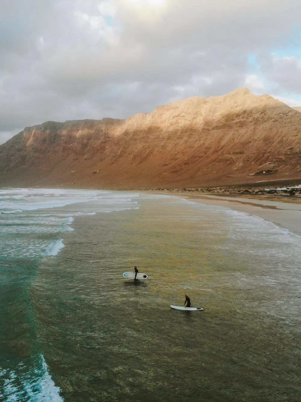 Clase de surf con Wave Rituals Surf School en Famara